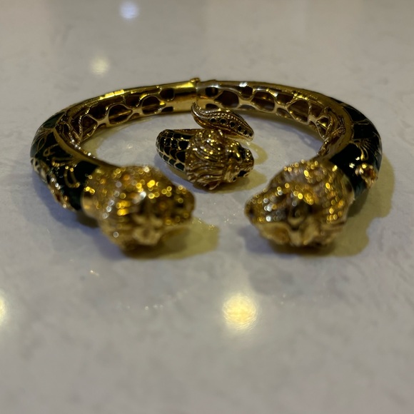 Vintage Lion Head ring and matching bracelet with emerald green enamel accents. - Picture 6 of 13